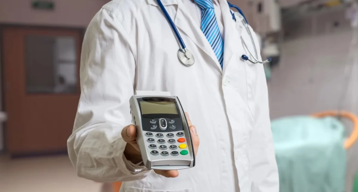Lekarze zarabiają za dużo? Polacy ocenili wynagrodzenia medyków [SONDAŻ DGP]Shutterstock