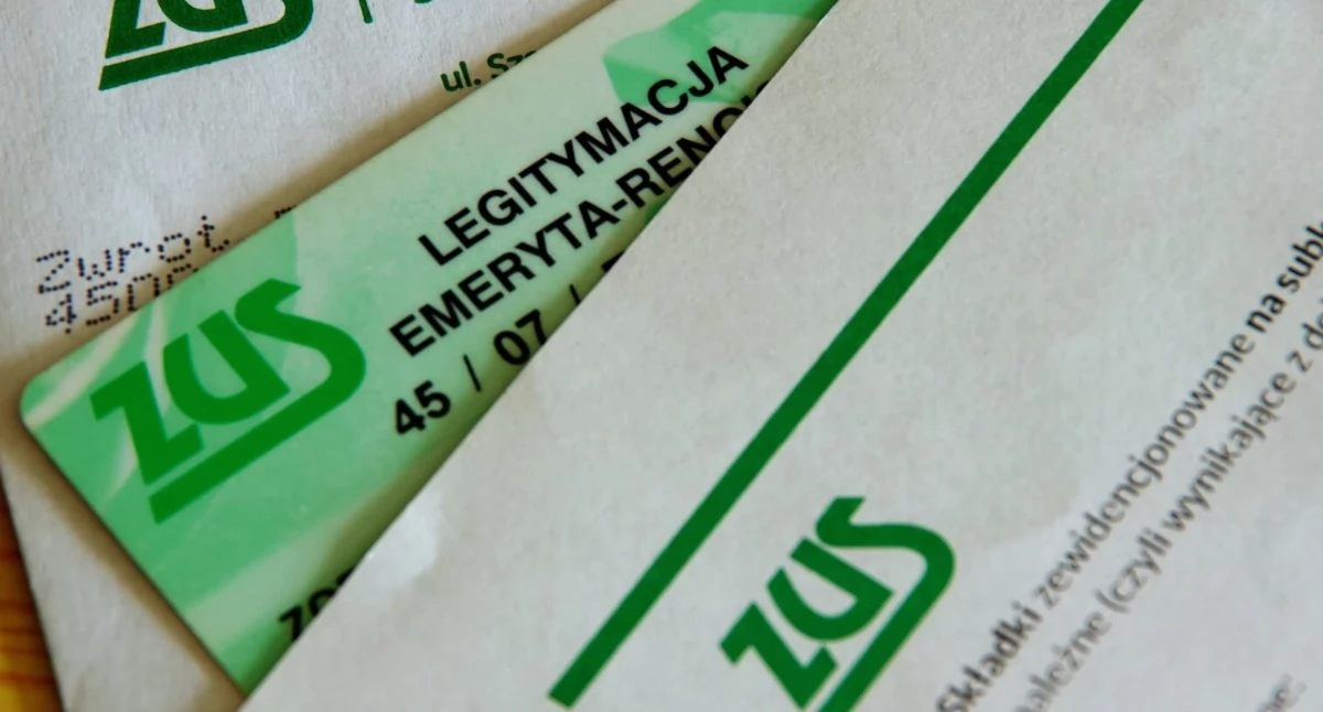Informacje z Polski, legitymacje seniorów - zdjęcie, fotografia