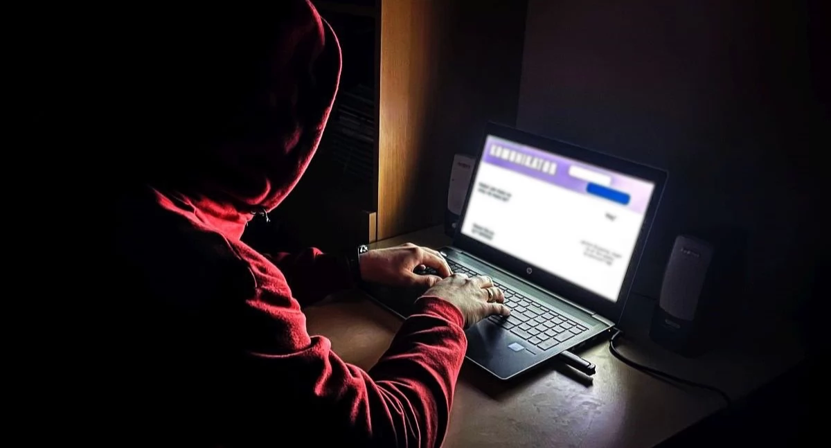 Paczka za pobraniem i „okazyjne” konsole. Seria internetowych oszustw w powiecie iławskim