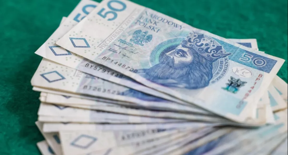 Polacy 50+ często wolą „skarpetę” niż bank