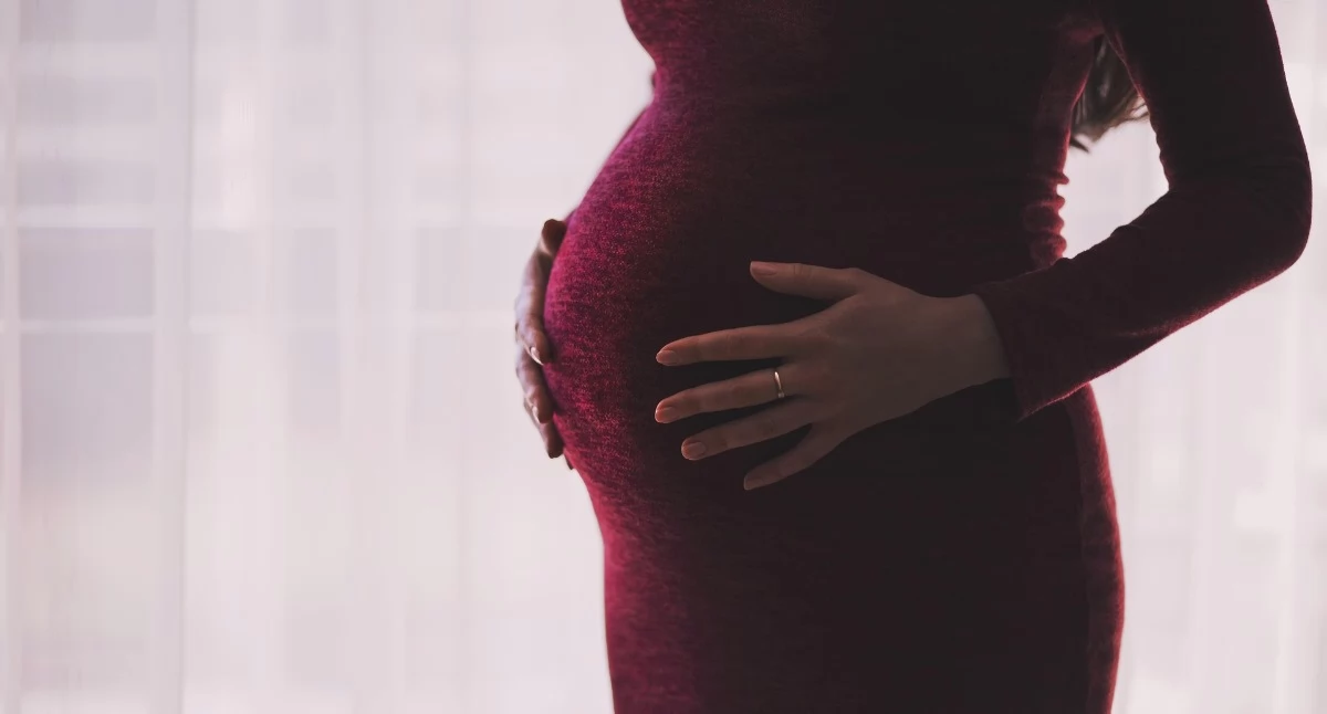 Matki coraz starsze, rośnie liczba dzieci pozamałżeńskich