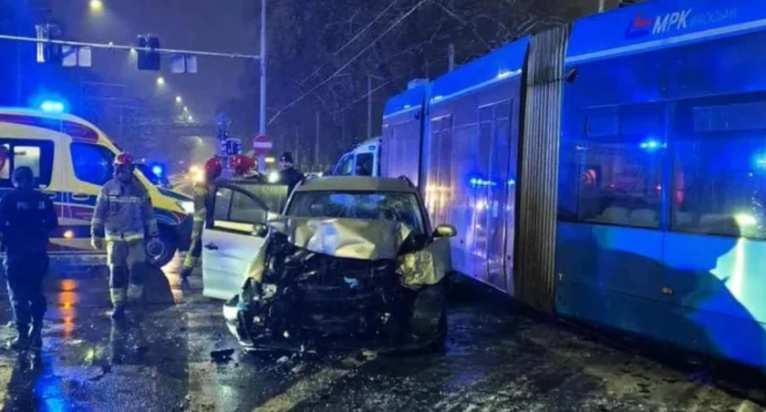 Auto wbiło się w tramwaj. W bagażniku znaleziono ciało