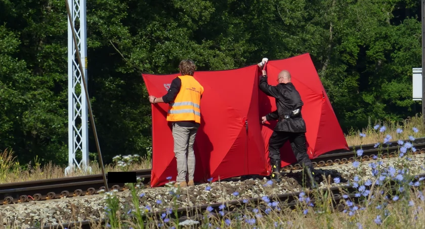 Po zabójstwie ojca rzucił się pod pociąg