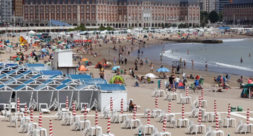 Gigantyczna fala porwała ludzi z plaży — są ofiary