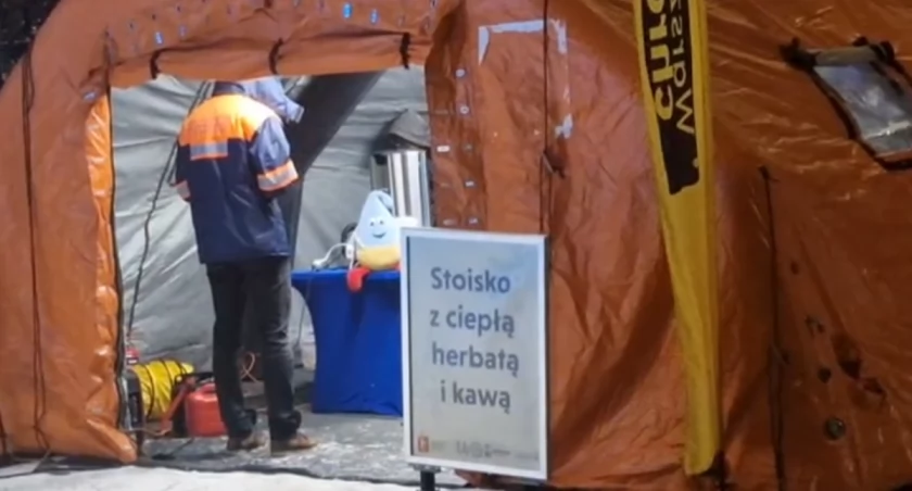 Mróz jeszcze trzyma, a Warszawa już gasi pomoc