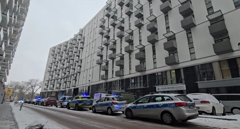Uwięziona na balkonie. Służby ruszyły do akcji