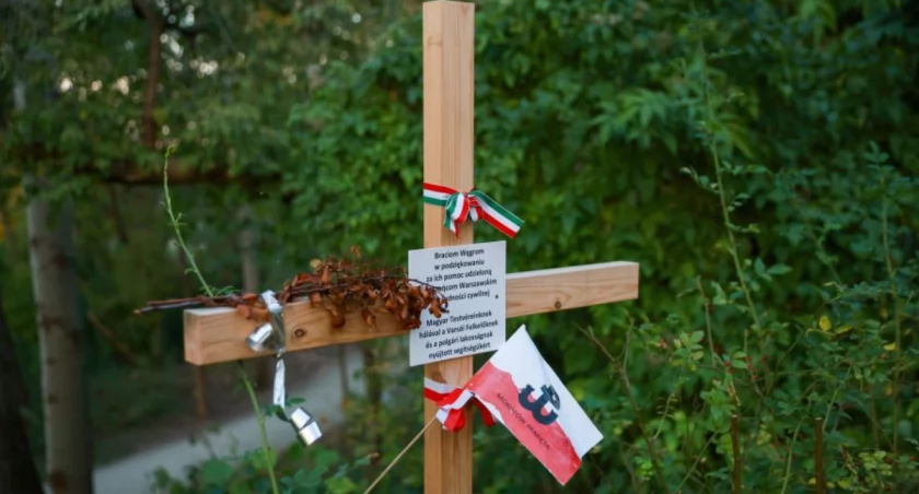 Krzyże przewróciły się „same”?