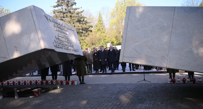 Hołd ofiarom Smoleńska na Powązkach