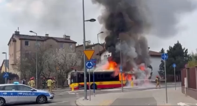 Dramat o świcie w Warszawie. Autobus stanął w płomieniach