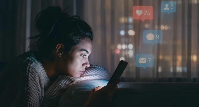 Im więcej czasu w social mediach, tym większa samotność?