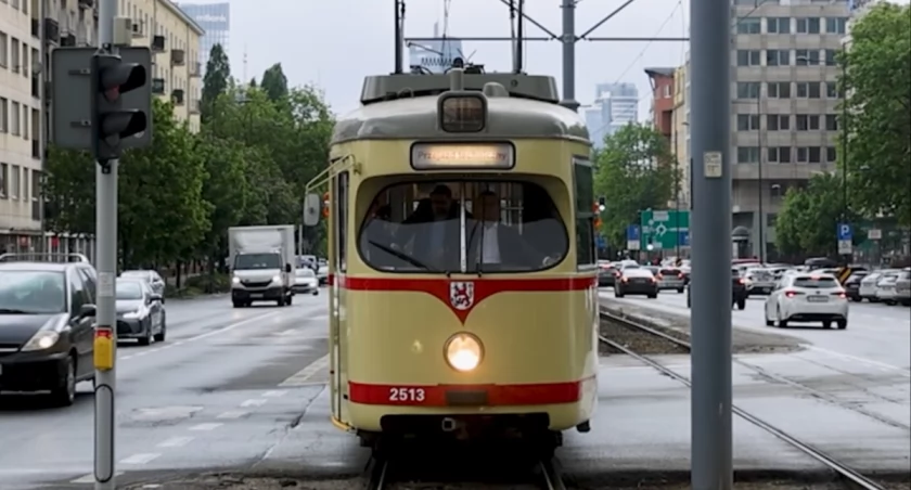 Warszawa cofnie się w czasie. Historyczne tramwaje wracają na tory [WIDEO]