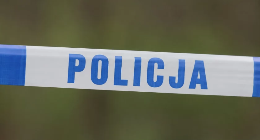 Tragiczne sceny na Woli. 70-latka nie żyje, mężczyzna zabarykadował się z nożem