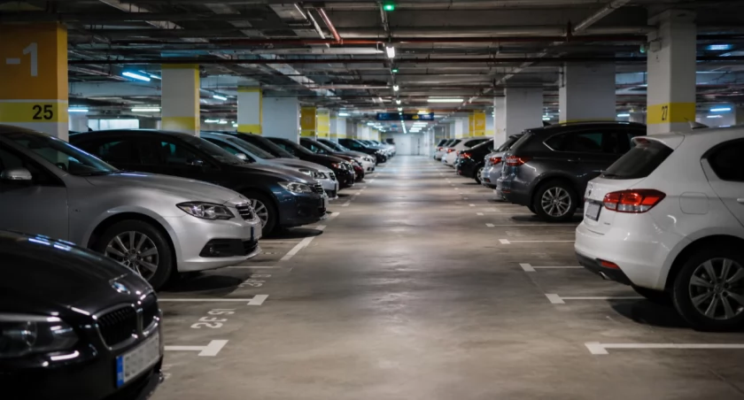 Kupują miejsca parkingowe jak mieszkania. Ceny zwalają z nóg