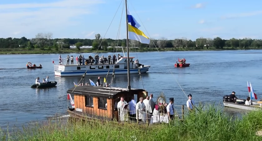 Wyszło słońce i zaczęło się coś niezwykłego. Tak wyglądało Boże Ciało na Wiśle [NASZE WIDEO]