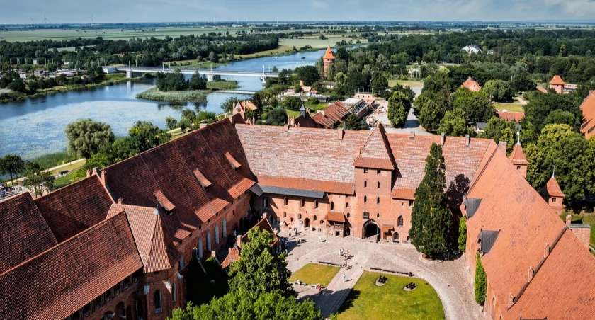 73 dokumenty z XIII–XV w. i rzeźbiona głowa św. Jakuba Starszego wracają z Niemiec do Polski
