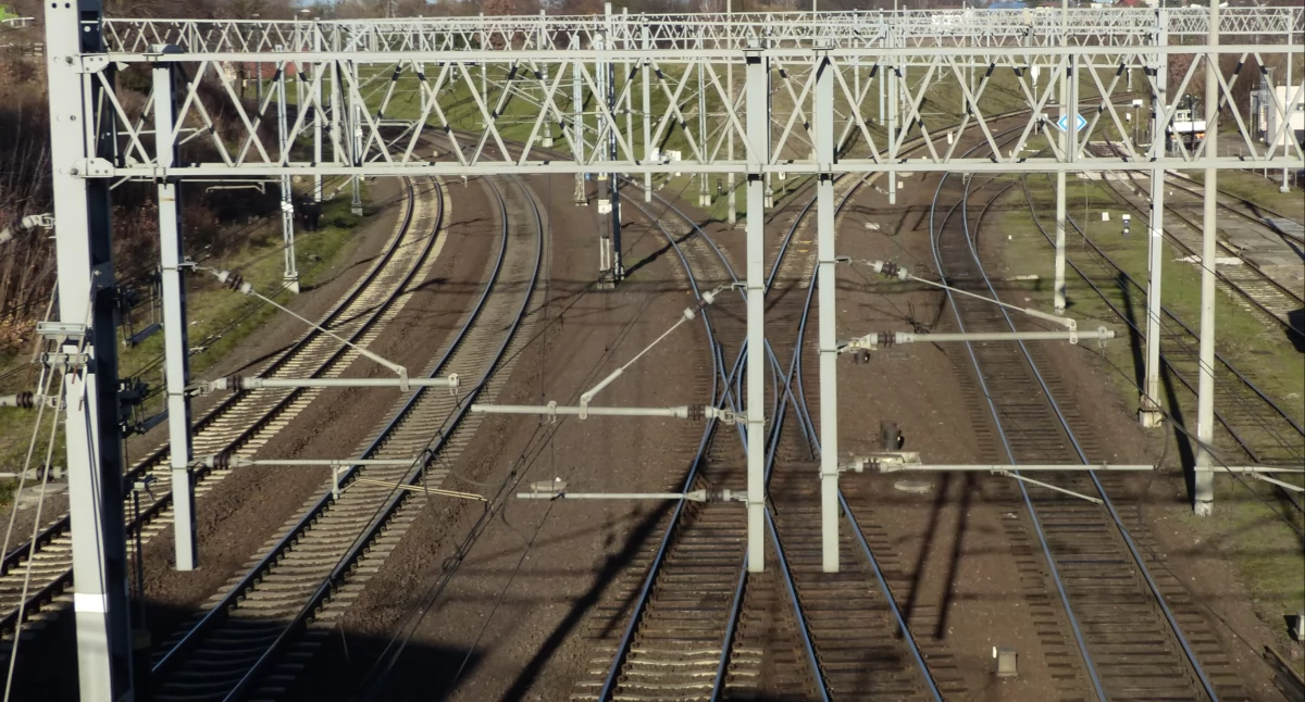 Są zatrzymani w sprawie kradzieży elementów infrastruktury kolejowej. W tle sprawy uszkodzenie pociągu