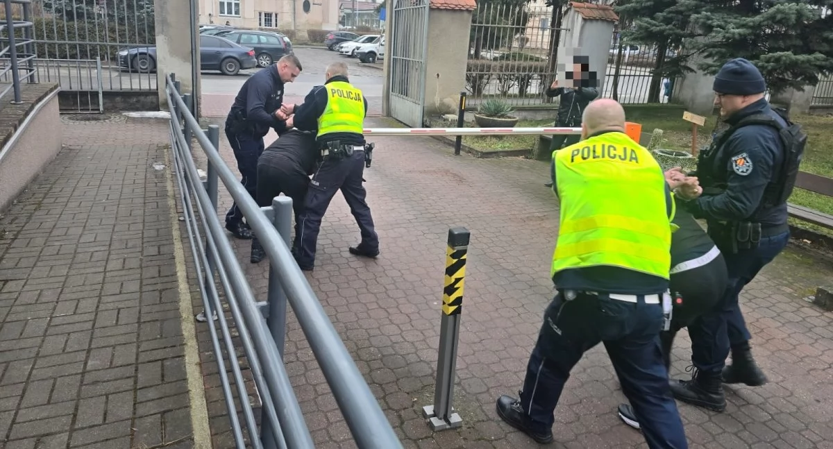 Atak w biały dzień. Kobieta cudem uniknęła porwania