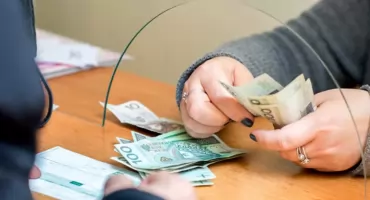 Kobiety znacznie rzadziej trafiają do rejestrów dłużników – dlaczego?