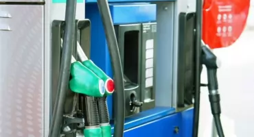 Niemcowi wystarczy 5 minut pracy na litr paliwa. A ile muszą pracować Polacy?