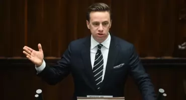 Rząd przyspiesza prace nad transkrypcją związków jednopłciowych. Bosak: „to naginanie prawa”