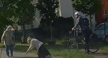 Rowerzysta zaatakował 80-latkę. Policja publikuje wizerunek mężczyzny