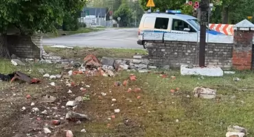 Staranował murowane ogrodzenie kościoła