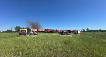 Tragiczne zderzenie ciężarówki z pociągiem w Garbatce. Jedna osoba nie żyje, kilkanaście rannych