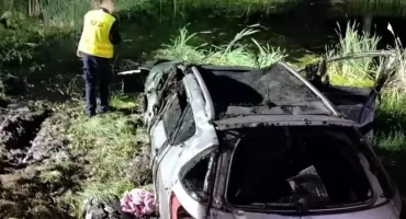 Peugeot wpadł do bagna. Dwie osoby zginęły