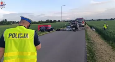 Czołowe zderzenie na prostej drodze. Dwóch kierowców nie żyje