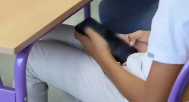 Rząd przyjął pakiet ustaw. Zakaz telefonów w szkołach od września