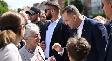 Prezydent wśród wiernych. Nawrocki na procesji Bożego Ciała w Gdańsku