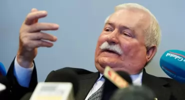 Wałęsa z Krzyżem Dobrosąsiedztwa, Bialacki z odznaką solidarności
