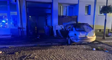 19-latek wjechał w blok. Mieszkańców obudził potężny huk