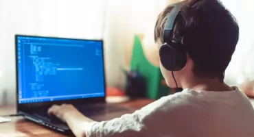„Sprzedawane” dzieci w sieci. Nowa, brutalna forma cyberprzemocy wśród nastolatków