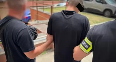 Brutalny atak na dworcu. 41-latek kopnął kobietę w głowę