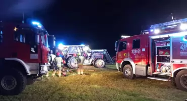 Wypadek podczas prac polowych. Mężczyznę wciągnęła maszyna