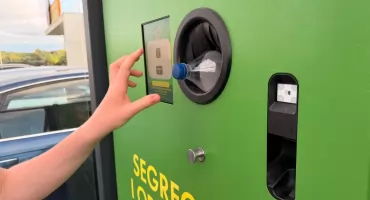 Butelki niszczone na złość. Sieć wrze po nagraniach