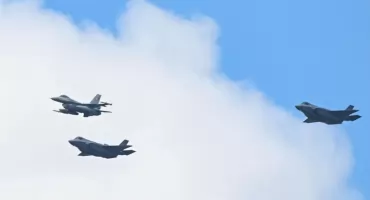 Najnowsze F-35 przeleciały nad Polską. Trwa ceremonia przyjęcia w Łasku