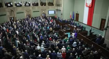 Nowy sondaż miesza na scenie politycznej. Różnice na szczycie coraz mniejsze