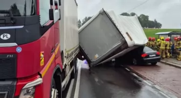 Naczepa ciężarówki przygniotła osobówkę