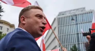 Starcie przy polskim miejscu pamięci w Berlinie. Bąkiewicz oskarża niemiecką policję o brutalność