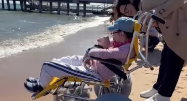 Morze bez barier. Gdańsk udostępnia specjalne wózki plażowe