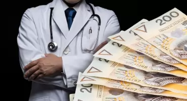 Horrendalne zarobki lekarzy w Polsce. Kto wyraził na to zgodę? Rekordzista dostał 316 tys. zł miesięcznie