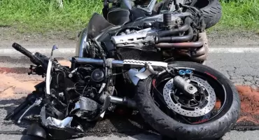 Czołowe zderzenie z samochodem. Nie żyje 50-letni motocyklista
