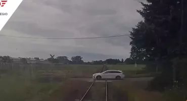 [WIDEO] O włos od tragedii na przejeździe. Kierowca wjechał tuż przed pociąg