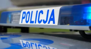 Pijany kierowca uderzył w drzewo. Świadkowie wydobyli ludzi z płonącego auta