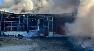 Ogromny pożar hali. W środku zbiornik wypełniony olejem napędowym