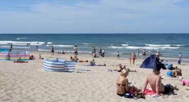 Pozwalasz dziecku biegać nago po plaży? Ekspertka mówi wprost: to poważny błąd