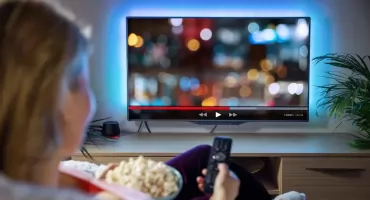 Czym jest nowoczesna telewizja internetowa i jak oglądać ulubione kanały bez kabli?