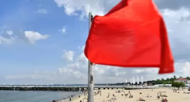 Bałtyk pod czerwoną flagą. Plaże zamknięte w szczycie sezonu